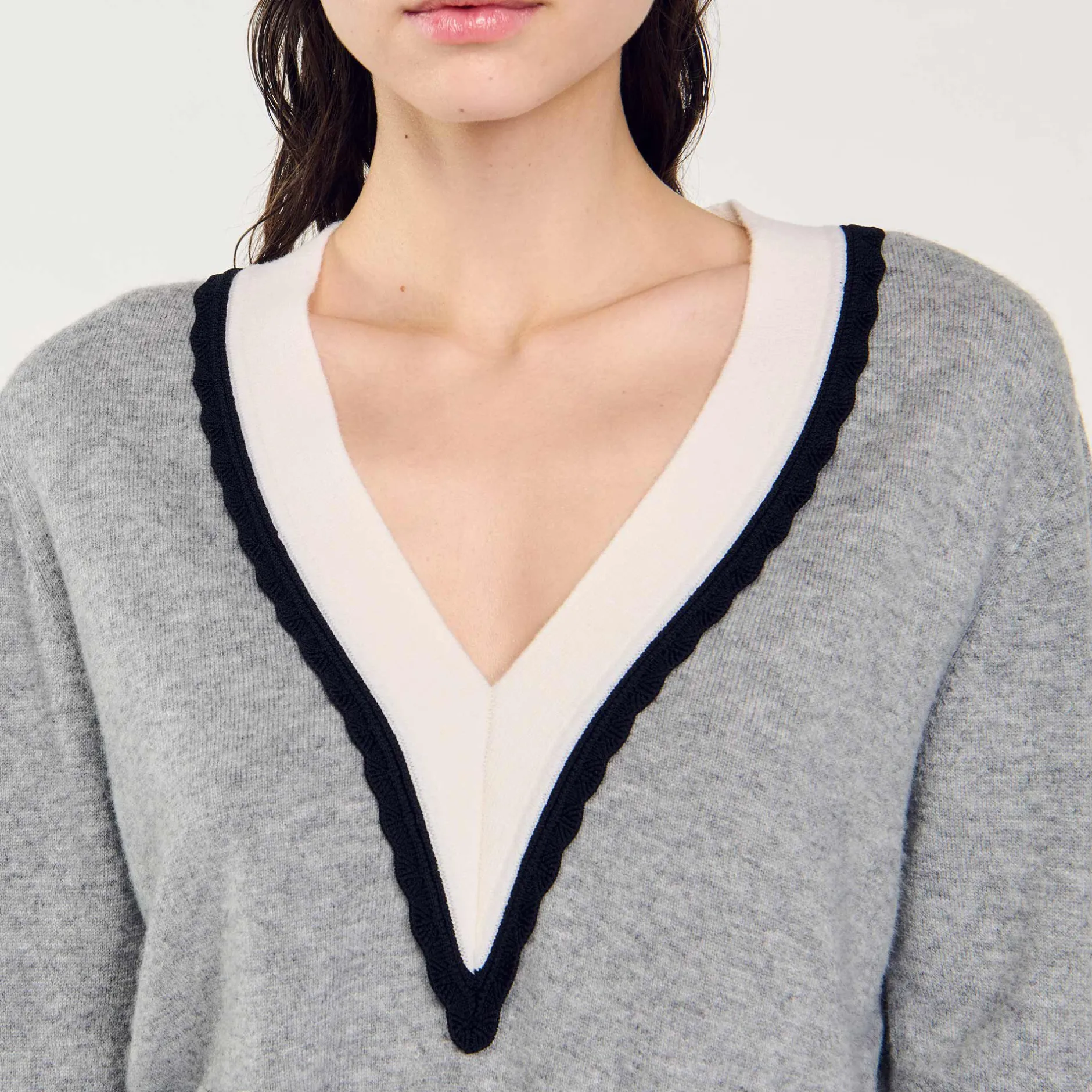 Femme SANDRO Pull à Col V Profond Contrasté